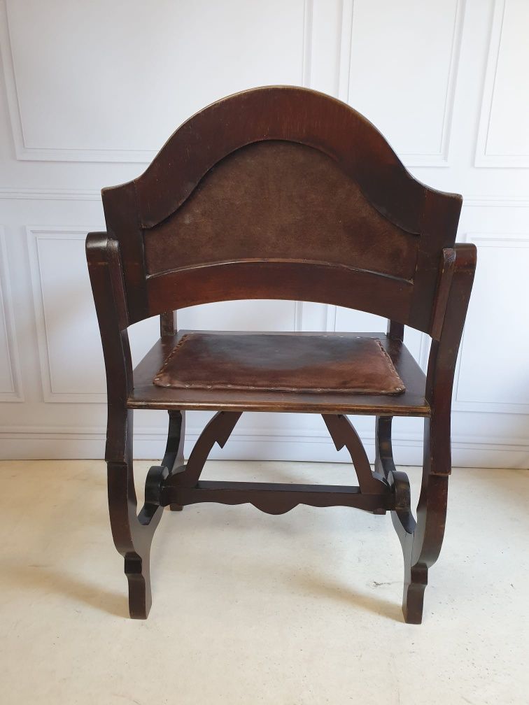 Stary drewniany fotel tron krzesło