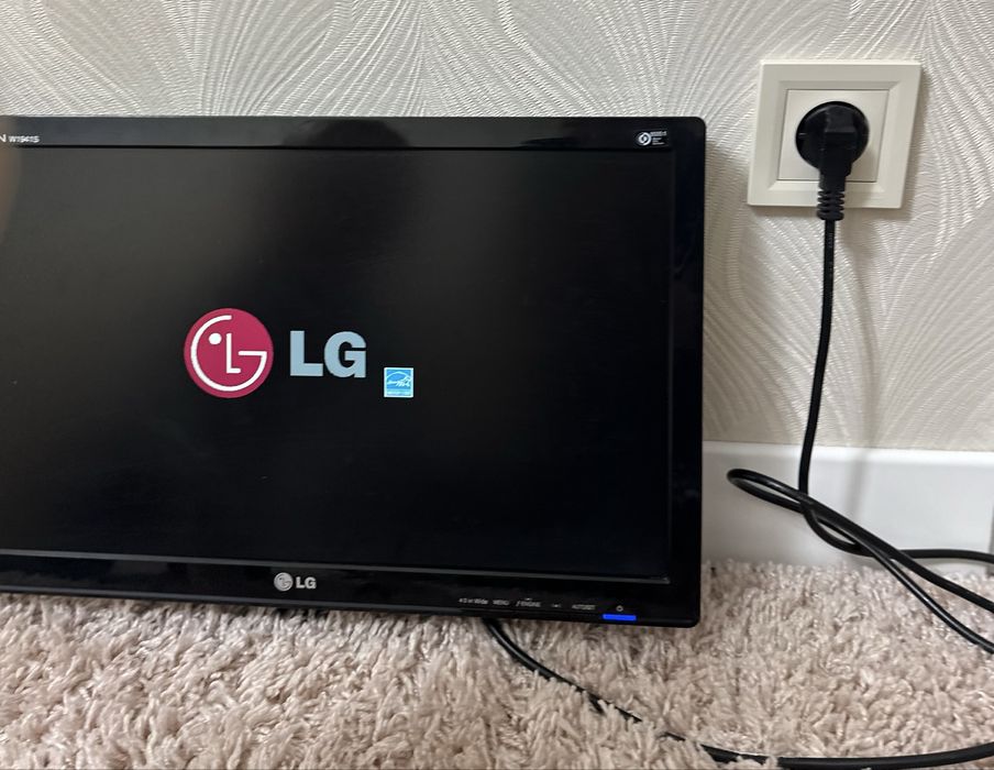 монитор LG Flatron W1941S.  Диагональ: 18,5 дюйма.