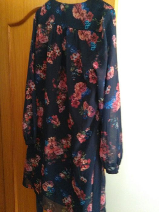 Vestido preto e branco e azul com flores vermelhas e vermelho