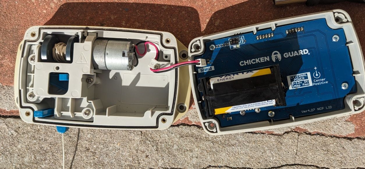 Abridor de porta de galinheiro automático