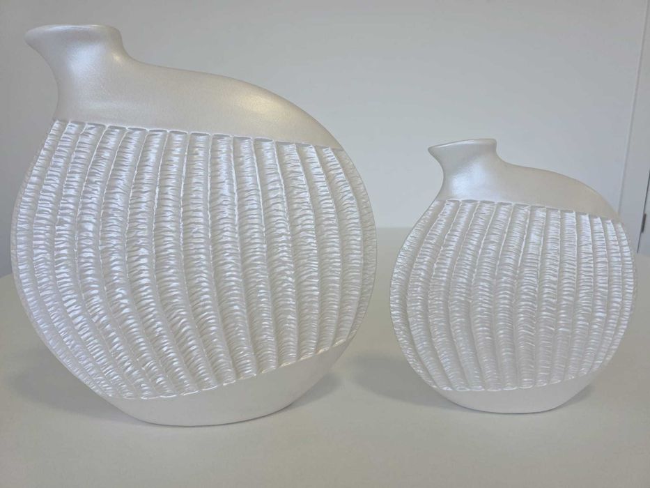 Conjunto Dois Vasos Decorativos Modernos em Cerâmica Branca Texturada