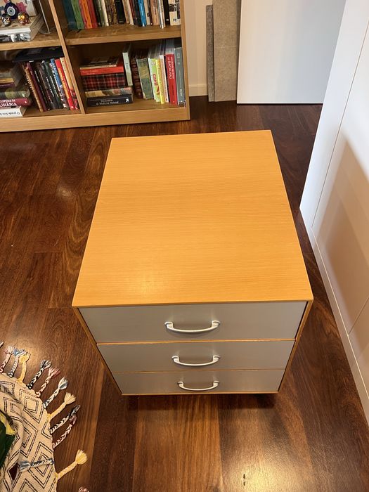 Armário com gavetas e rodas para escritório