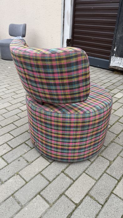 metalowe krzesła i bardzo wygodne pufy w nowej cenie.