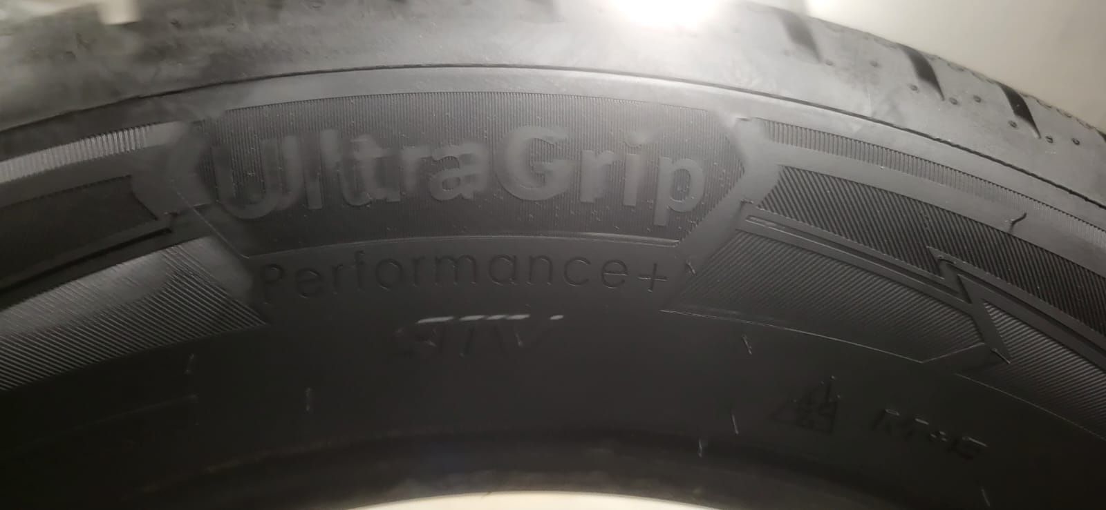 Sprzedam 2 opony Goodyear Ultragrip Performance+SUV235/60 R19 jak nowe