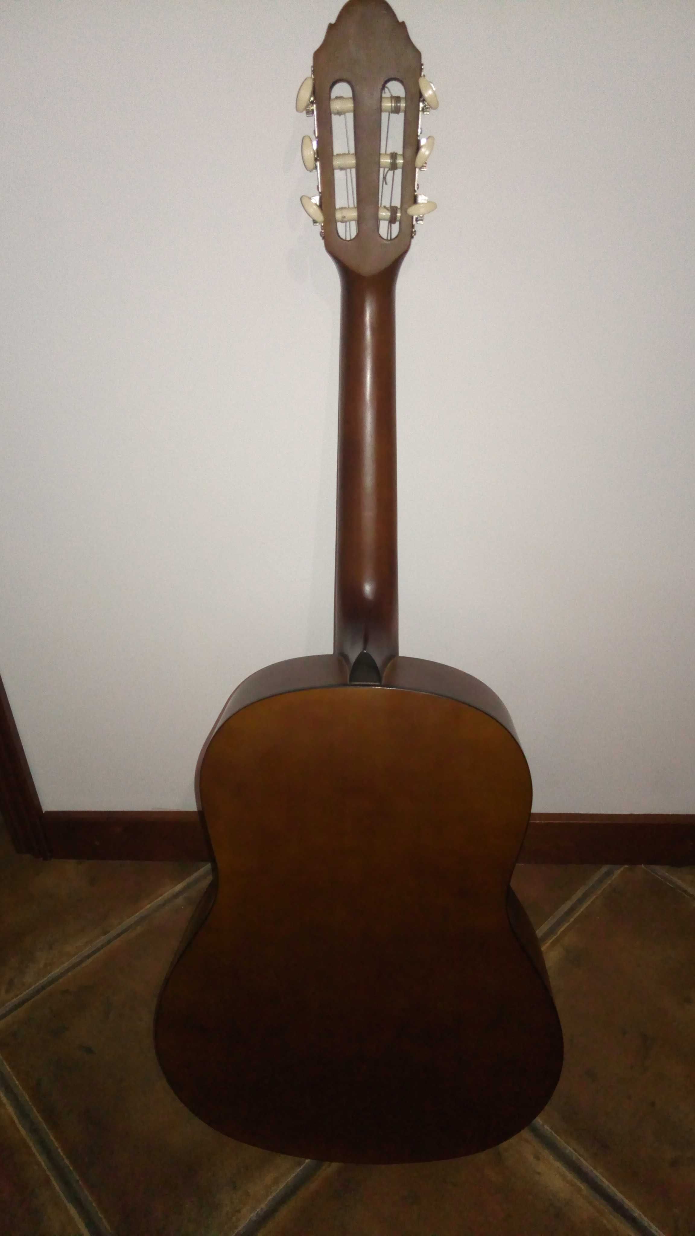 Guitarra clássica,de cor castanha.