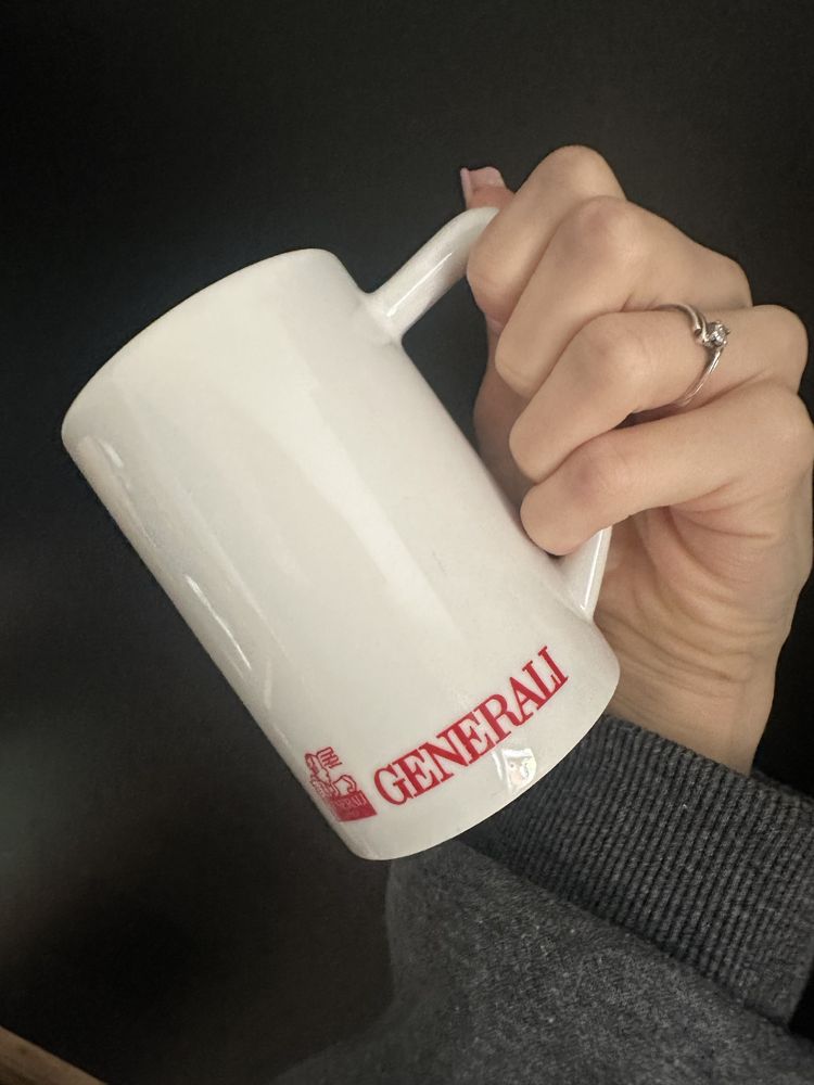 Kubek biały z uchem rączka czerwony napis Generali porcelana