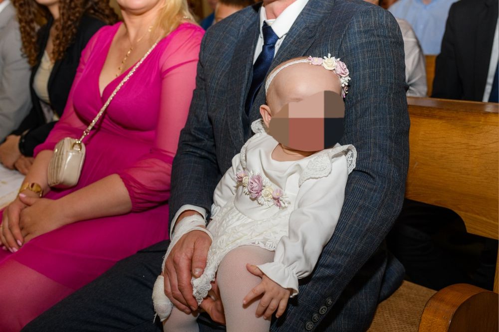 Sukienka na chrzest firmy milulove z opaska i paskiem