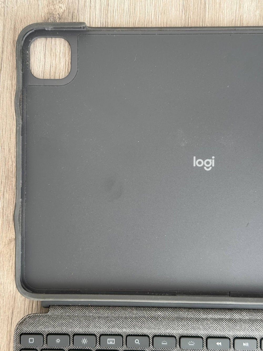 Чохол-клавіатура Logitech Combo Touch для iPad Pro 11 дюймів
