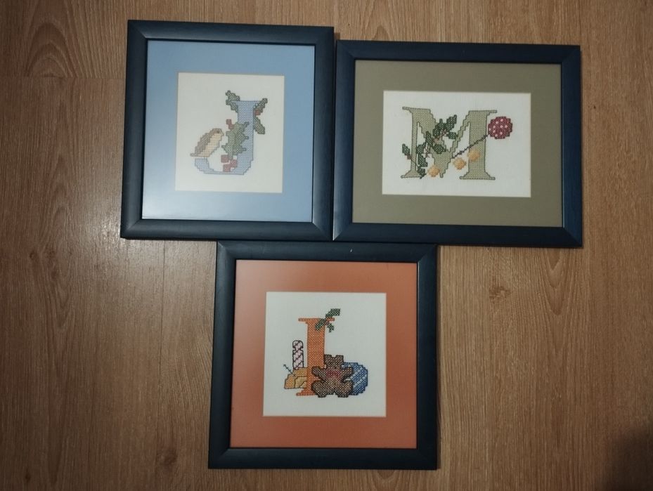Três quadros em ponto cruz