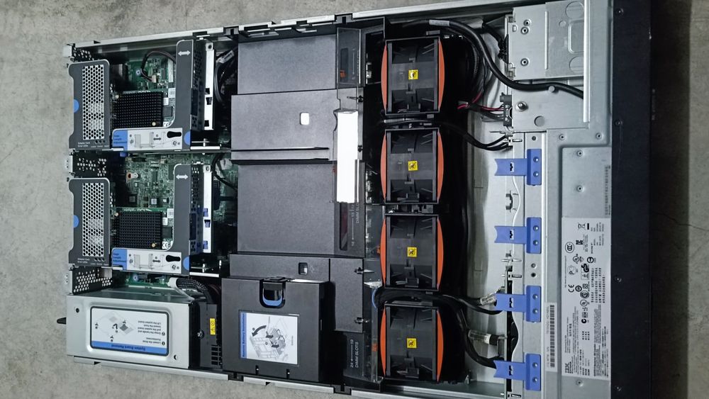 Servidor LENOVO 7915H2G - excelente estado