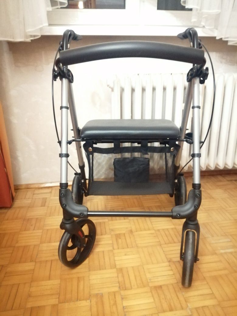 Chodzik balkonik dla osoby starszej  niepełnolsprawnej.