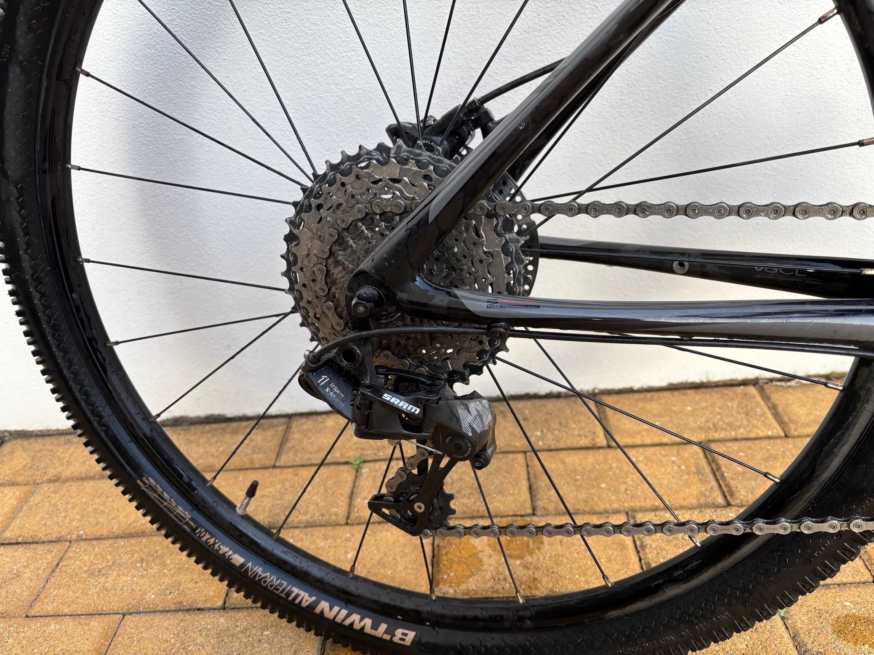 Bicicleta com quadro em carbono