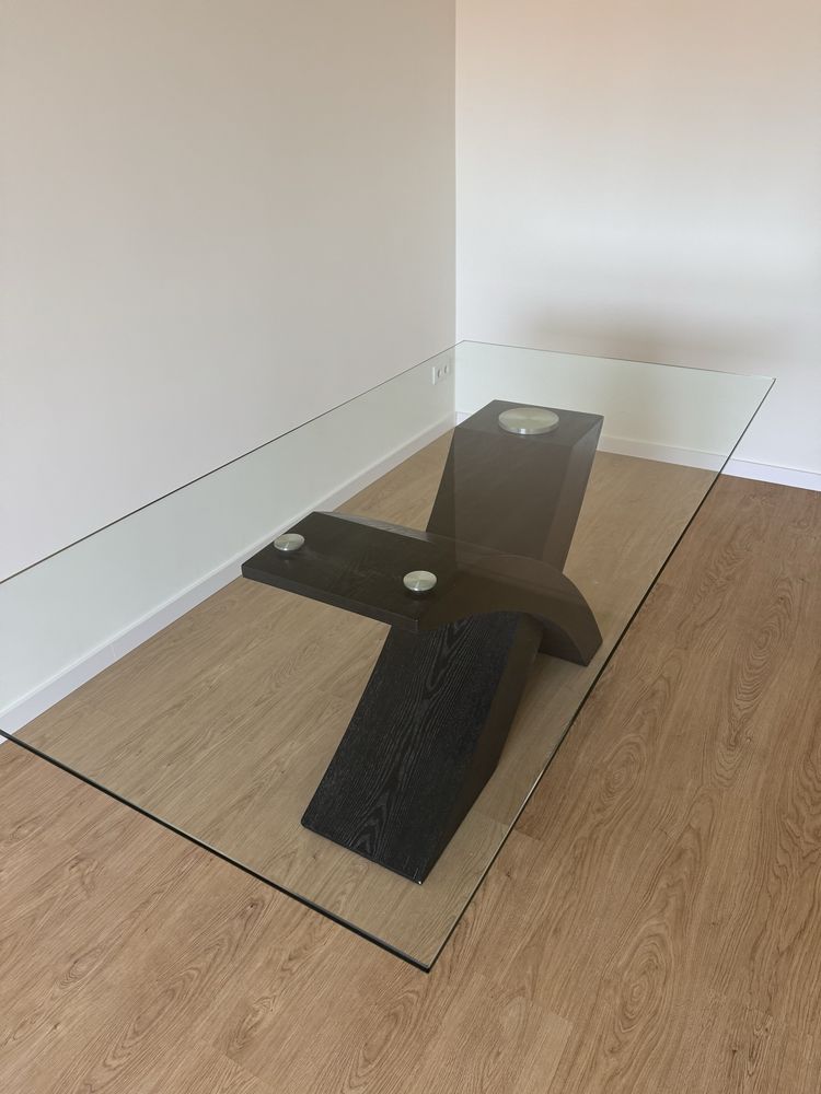 Mesa de vidro de sala com base preta
