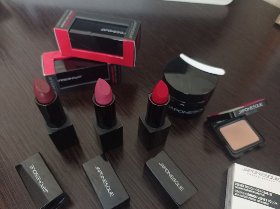 Помада, тональна основа