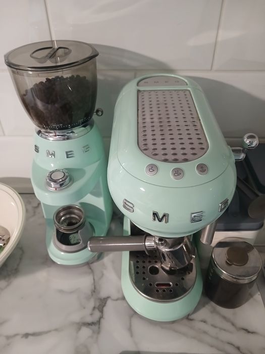 Máquina de CAFÉ EXPRESSO  SMEG + MOINHO