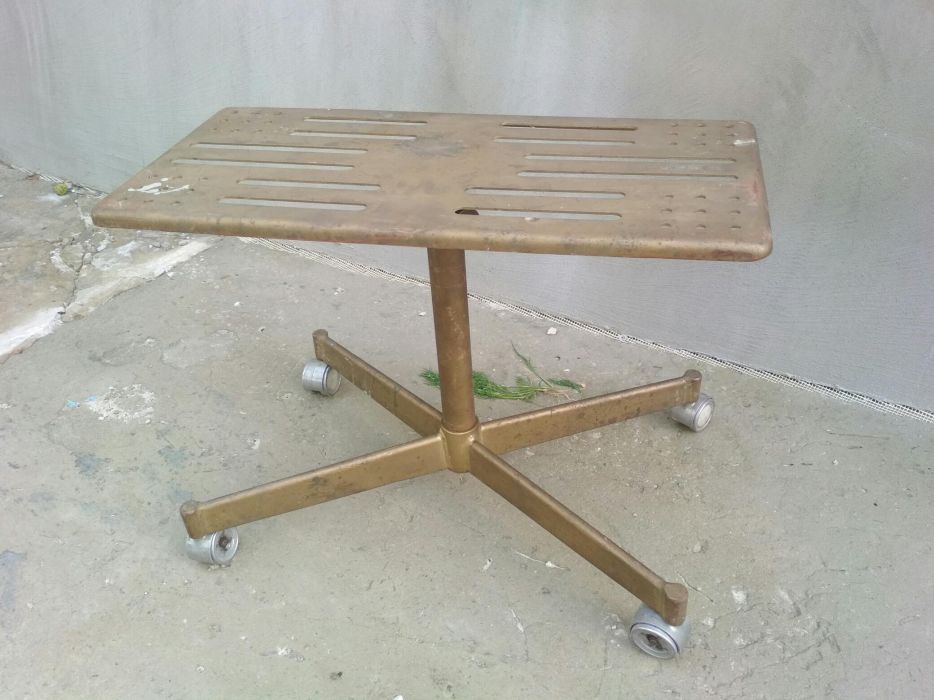 Столик под телевизор металлический