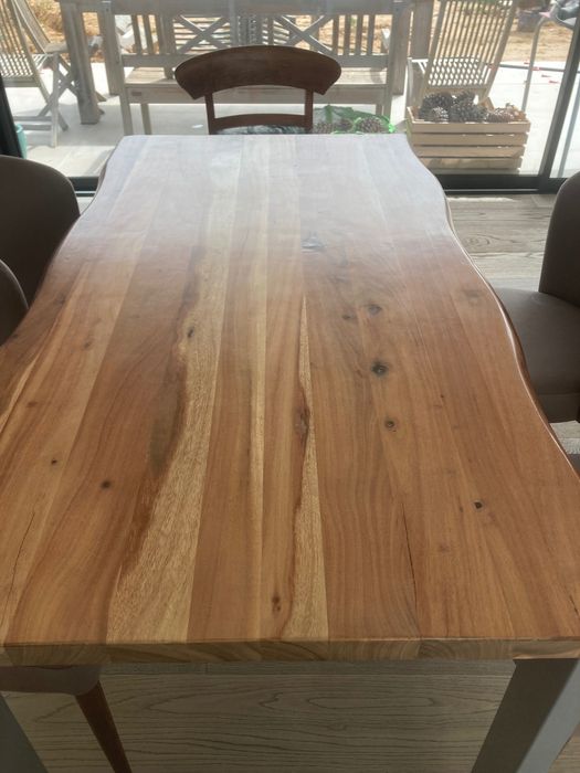 Mesa de jantar em madeira maciça de acácia