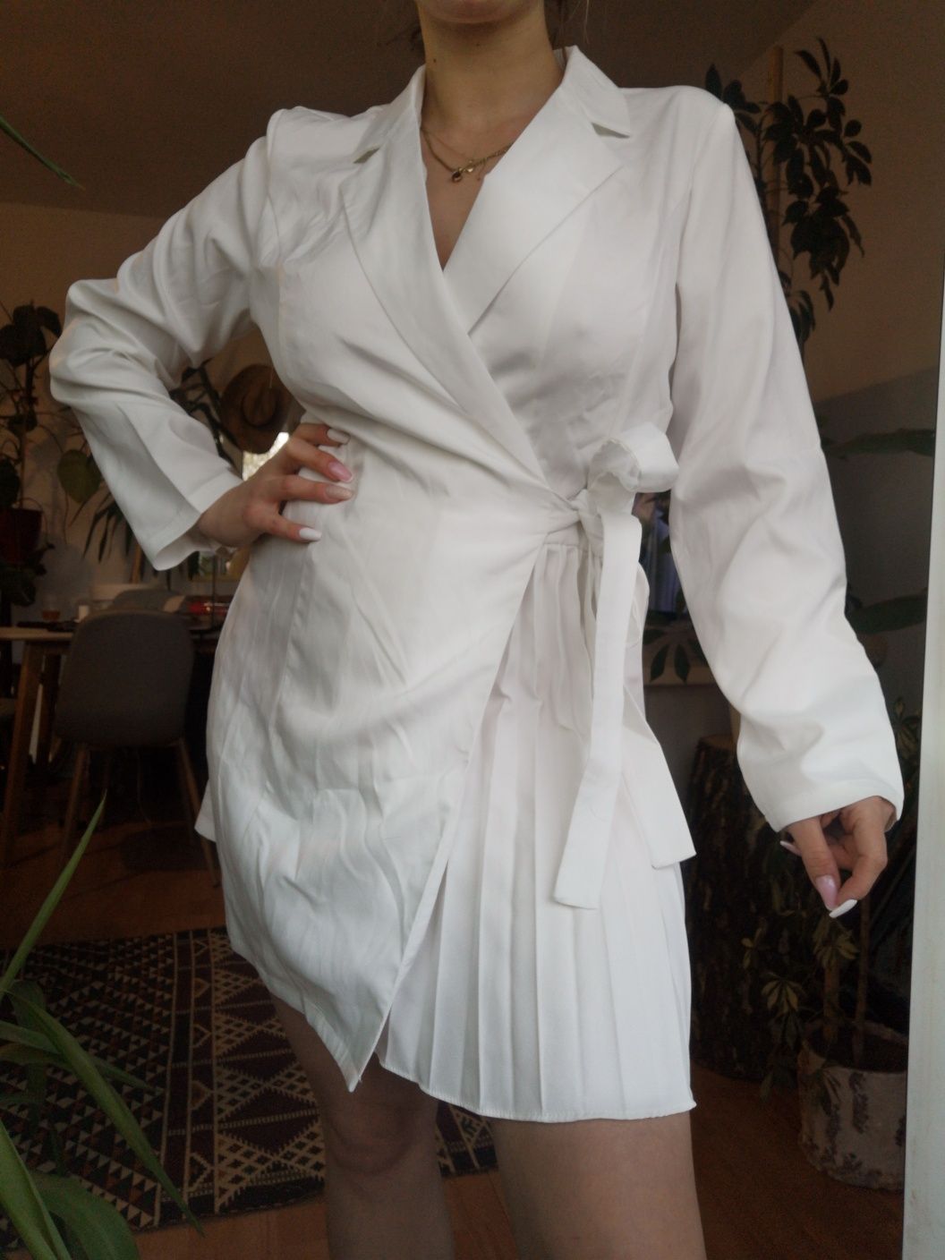 Biała Sukienka marynarkowa plisowana kopertowa XL 42 40 L boohoo