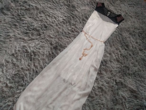 Śliczna biała maksi sukienka zdobienia u góry łańcuch
