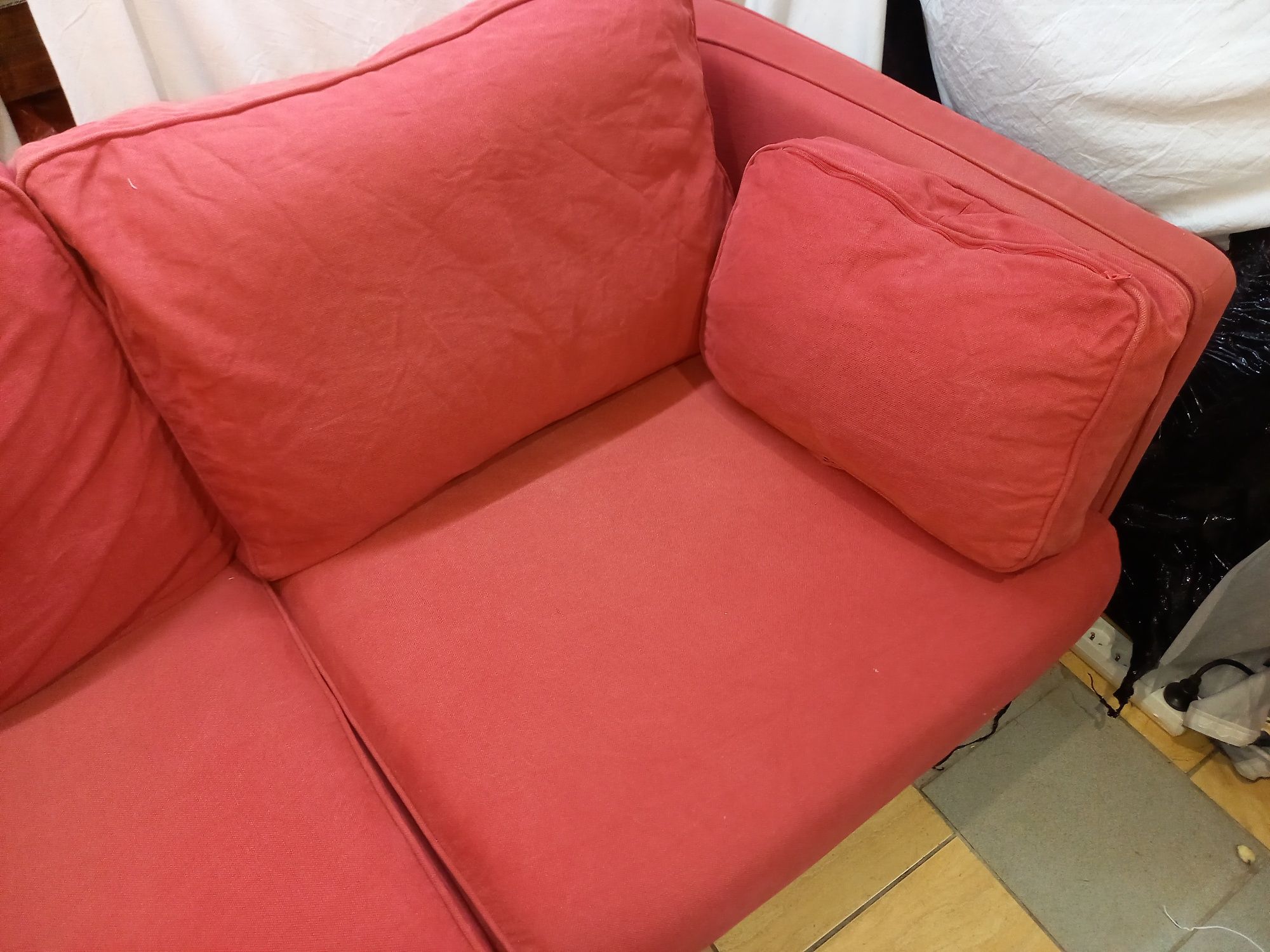 Sofa czerwona z funkcją i dwa białe fotele