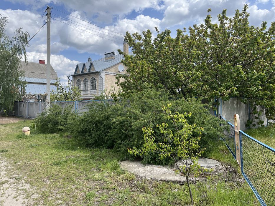 Центр. Двоповерховий будинок з земельною ділянкою 8 соток