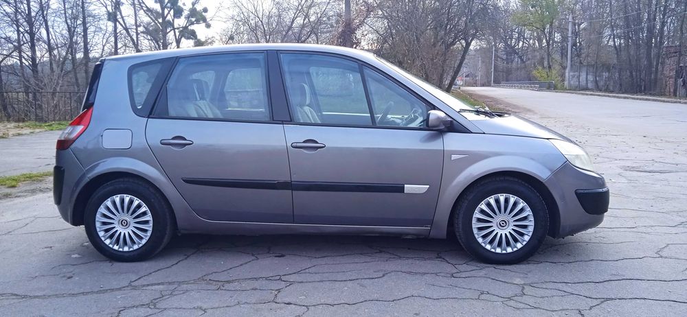 Мінівен Renault Scenic 2005 року. Двигун 1,5 DCI