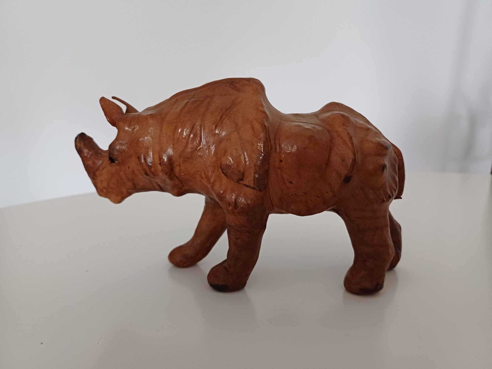 Figurka nosorożca, nosorożec ze skóry