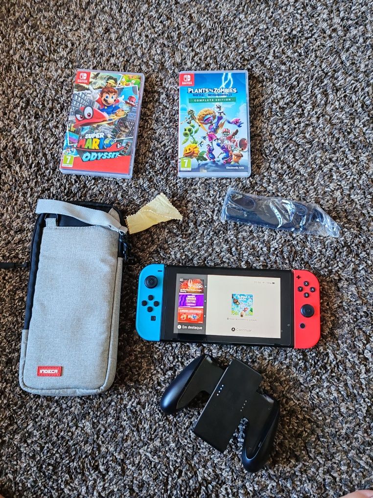 Nintendo switch com dois jogos e acessórios