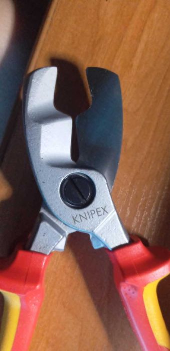 95  16  200
Knipex Nożyce do kabli
Z podwójnym ostrzem 1000V