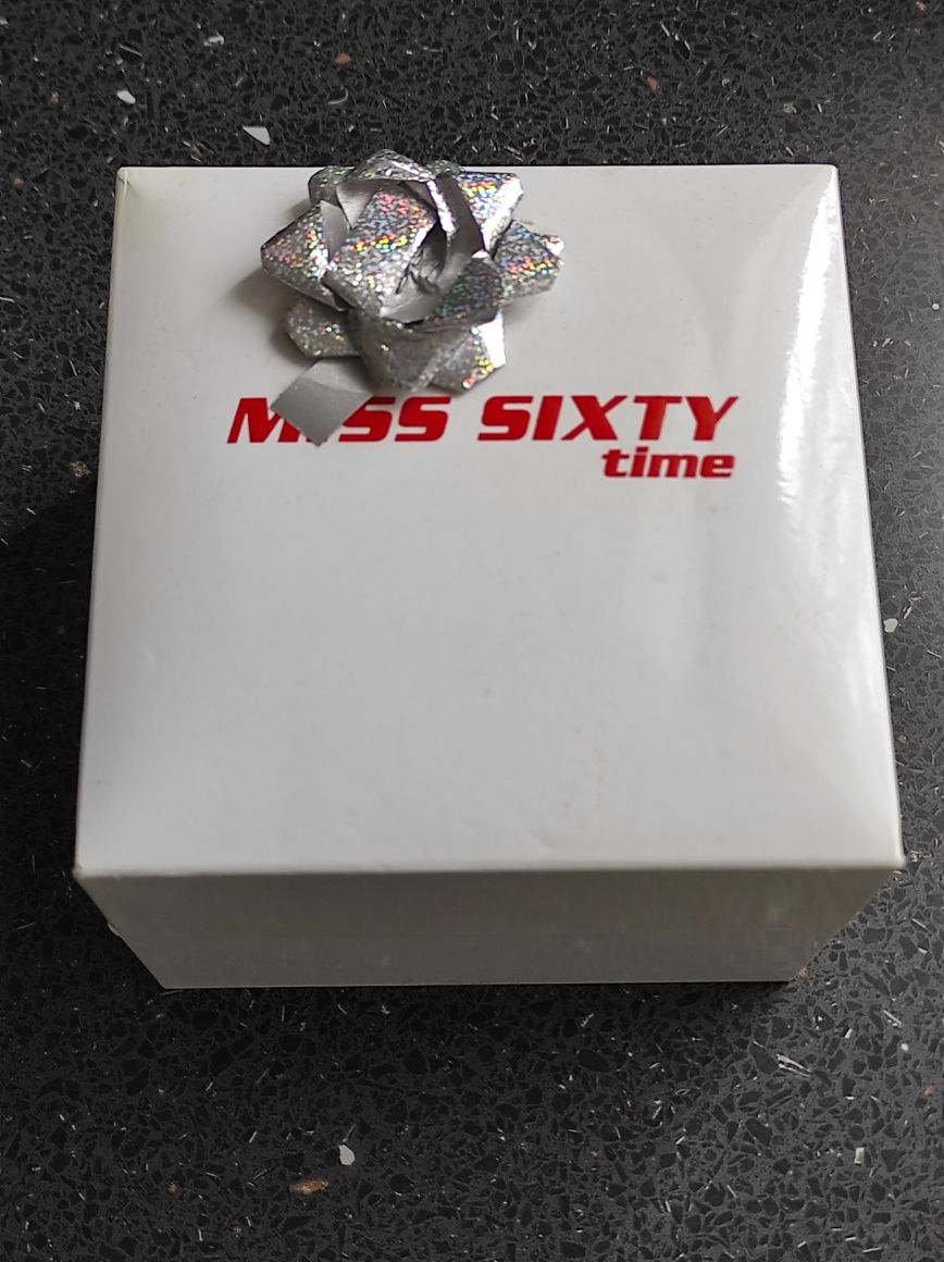 Брендовые женские часы в подарочной упаковке