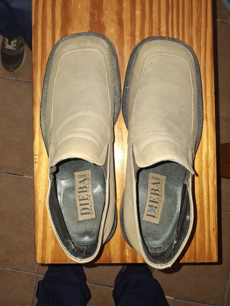 Sapatos em pele de marca. Carlos Manuel (dieva]