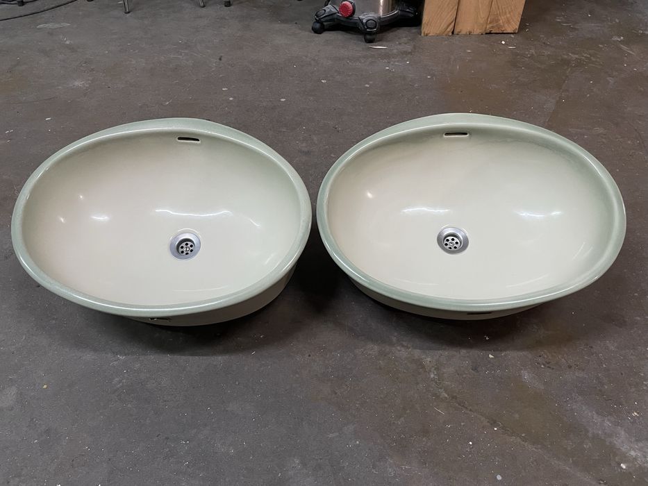 Par de pias antigas, lavatórios de rosto
