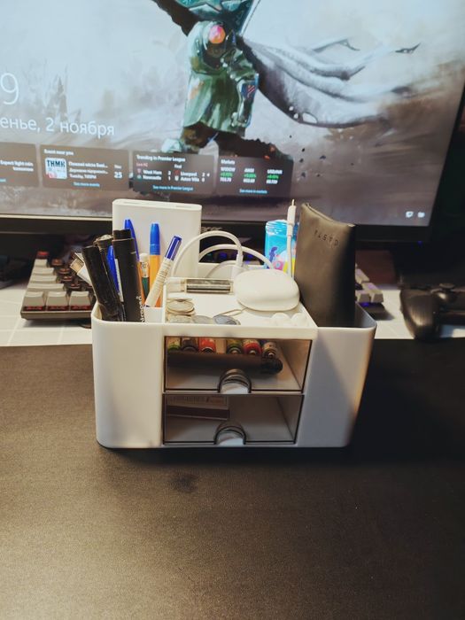 Білий настільний органайзер з ящиками