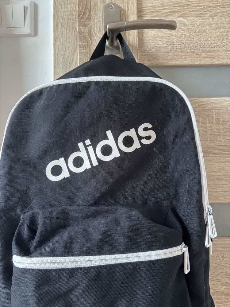 Czarny plecak z bialymi akcentami szkolny na wycieczki adidas neo
