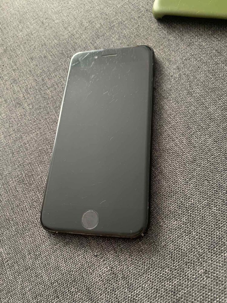 Срочно Продам  телефон IPhone 7 black
