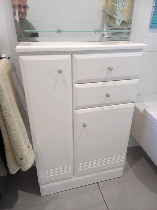 Movel de casa de banho vendo  com espelho incluído em boas condições.