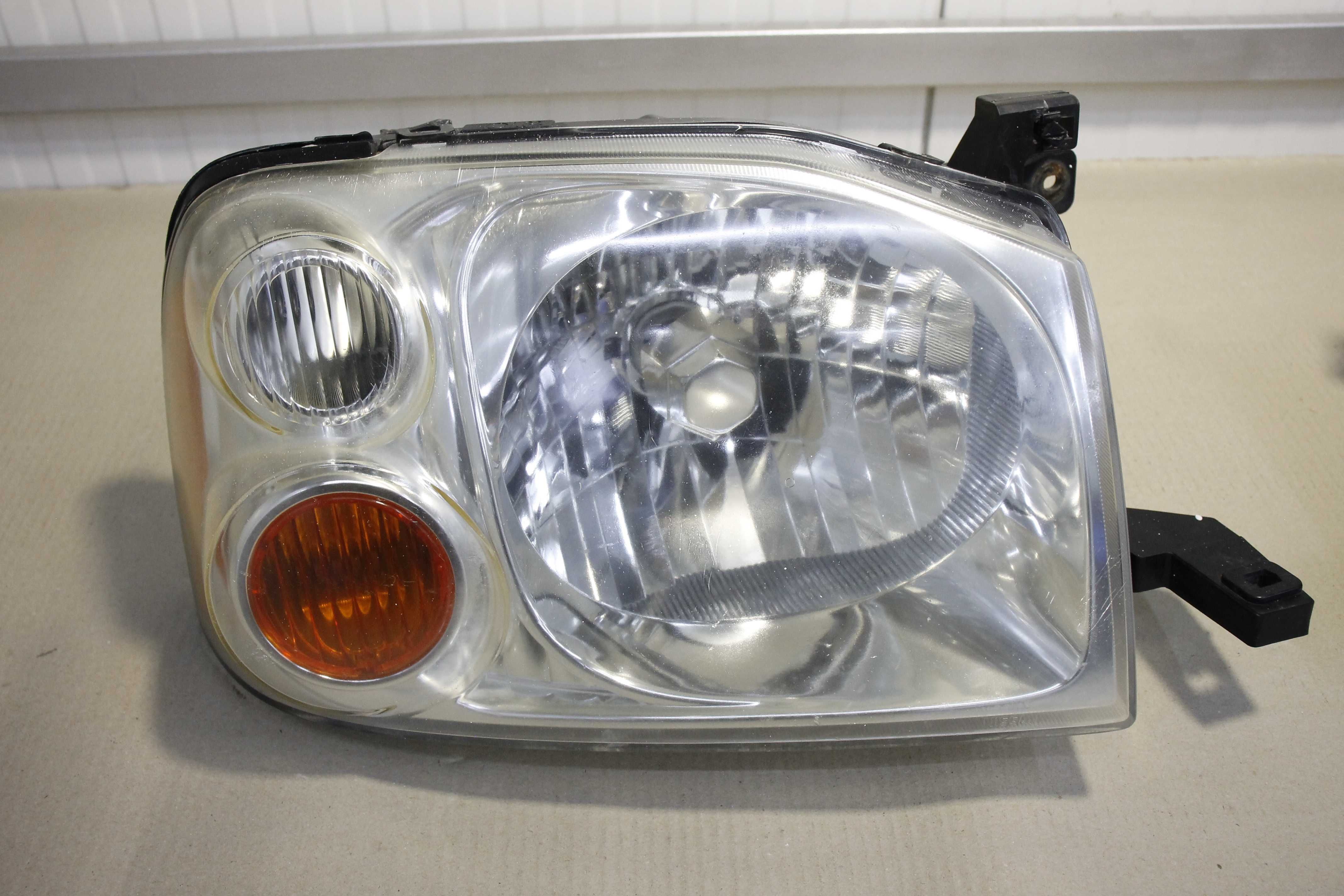 lampa przód przednia prawa lewa reflektor Nissan Navara D22 kpl lamp