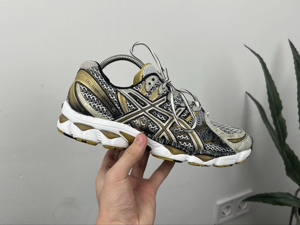 Оригінал! Кросівки Asics Gel Nimbus 42.5 розмір 03362