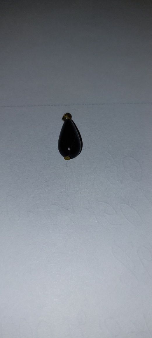 Czarny wisiorek 2 cm x 0.6 cm
