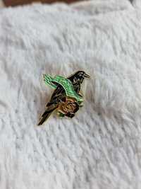 Przypinka pin wpinka pins złota broszka alternative gothic ptak kruk