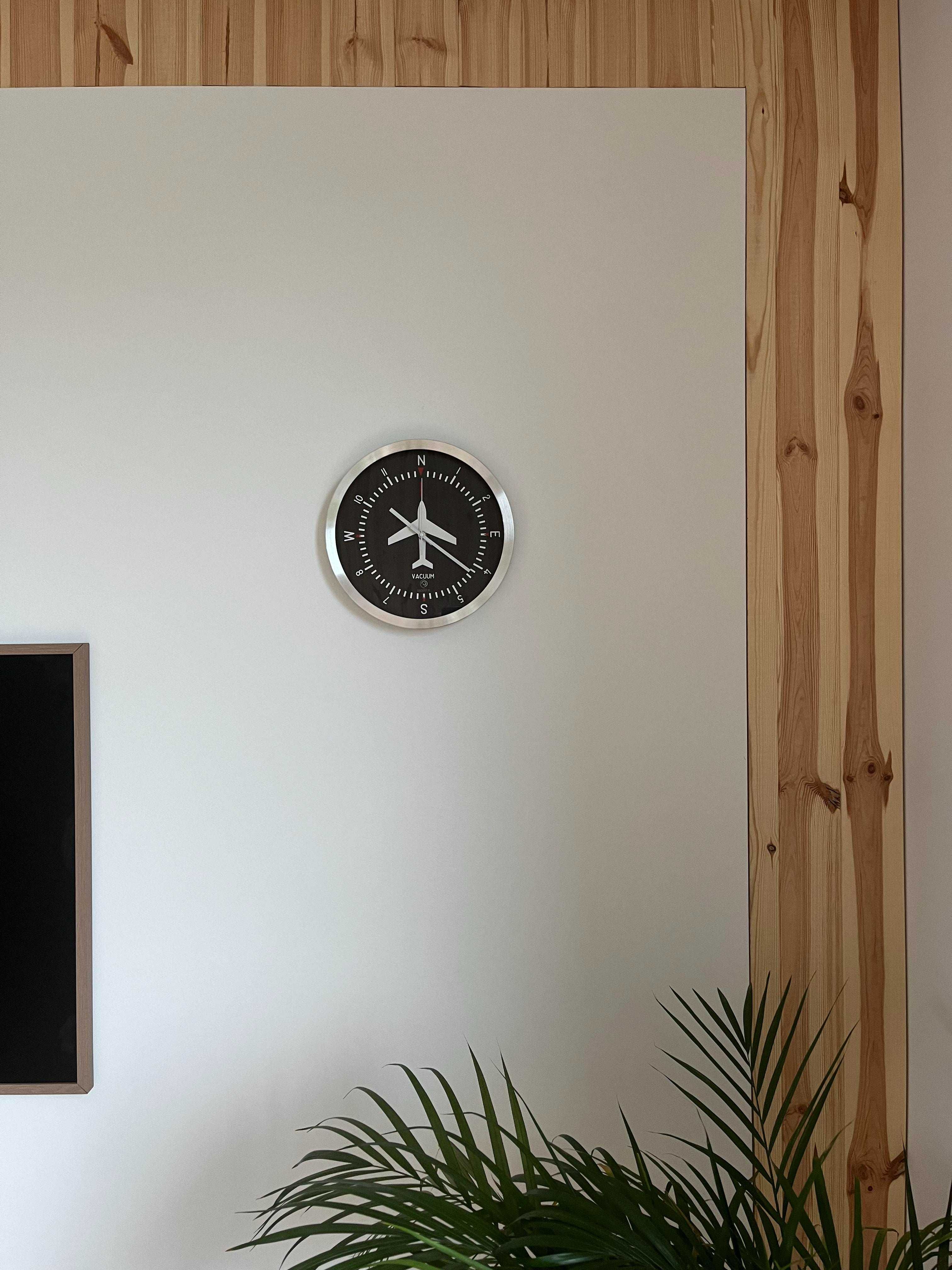 Zegar ścienny COMPASS  – Kierunek dobrego stylu
