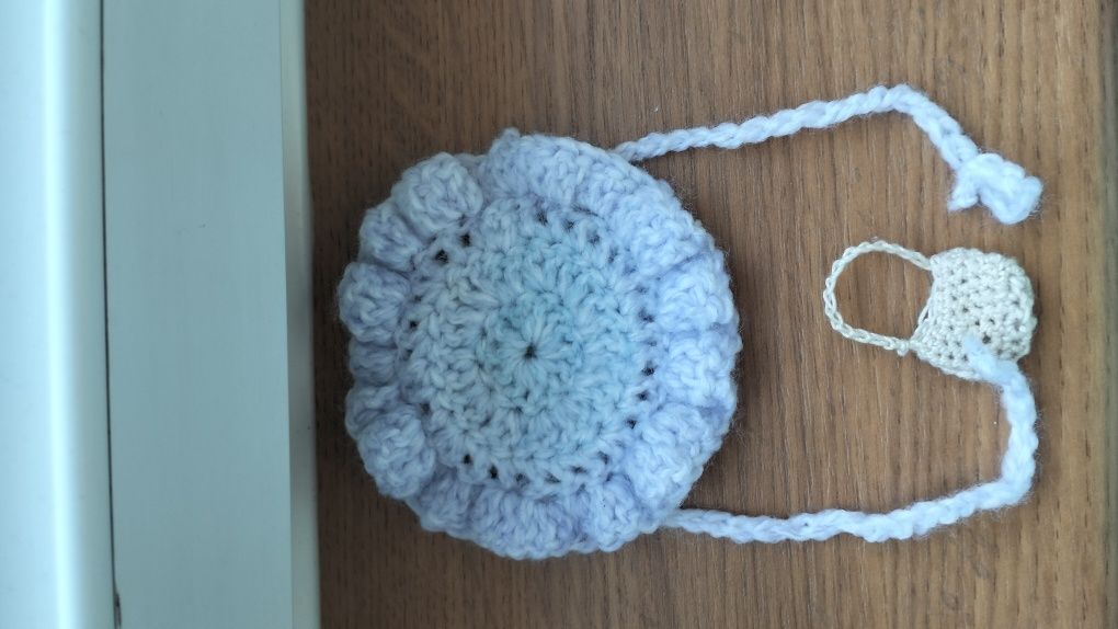 Gąska zrobiona na szydełku torebką i czapka.A crocheted goose made bag