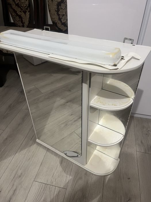 зеркало з поличками у ванну