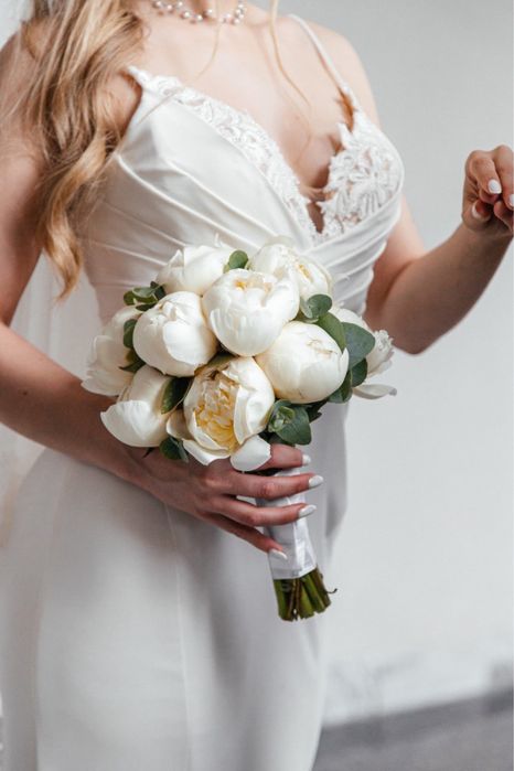 Весільна сукня з довгим шлейфом