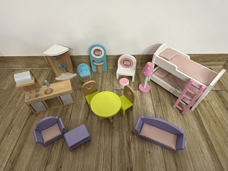 Drewaniany domek dla lalek