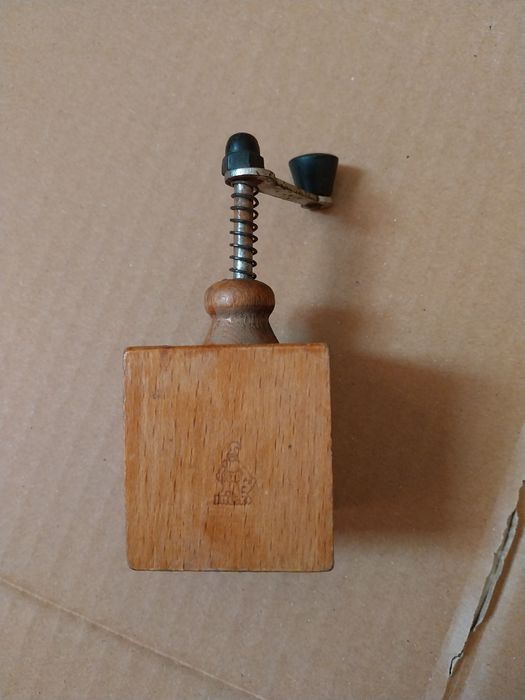 Stary młynek kuchenny z czasów prl-u