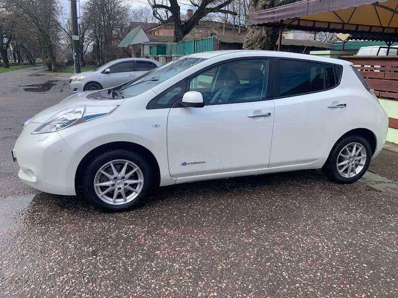 Аренда Прокат электромобиля Ниссан Лиф 30 кВТ кожа 2016 год макс КОМПЛ