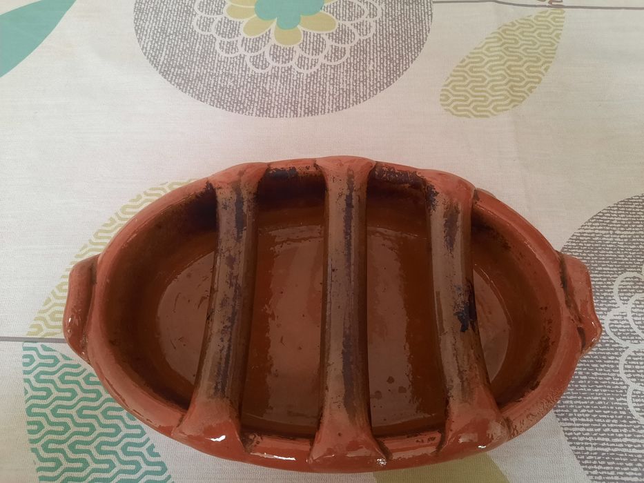 Assador de chouriços em barro