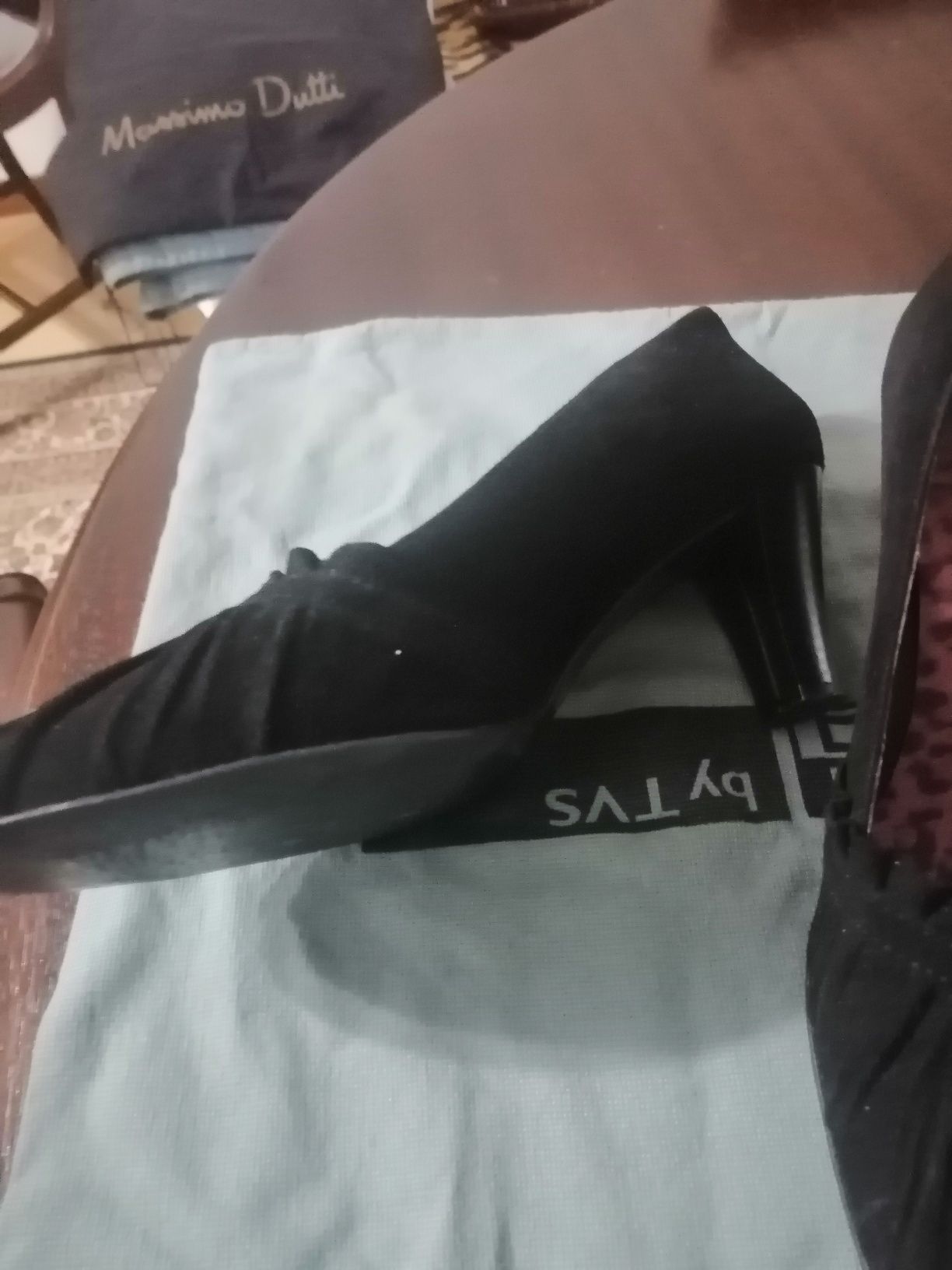 Sapatos em pele.  Cor preta e castanha tam. 37