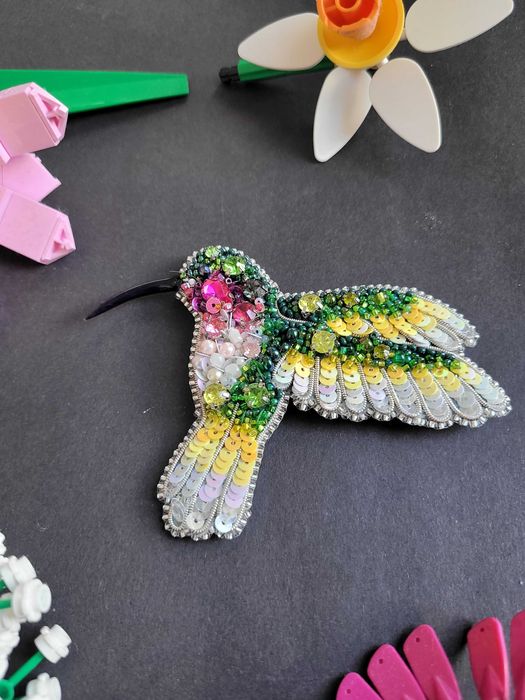 Broszka "Koliber" haftowana cekinamy i koralikami Handmade